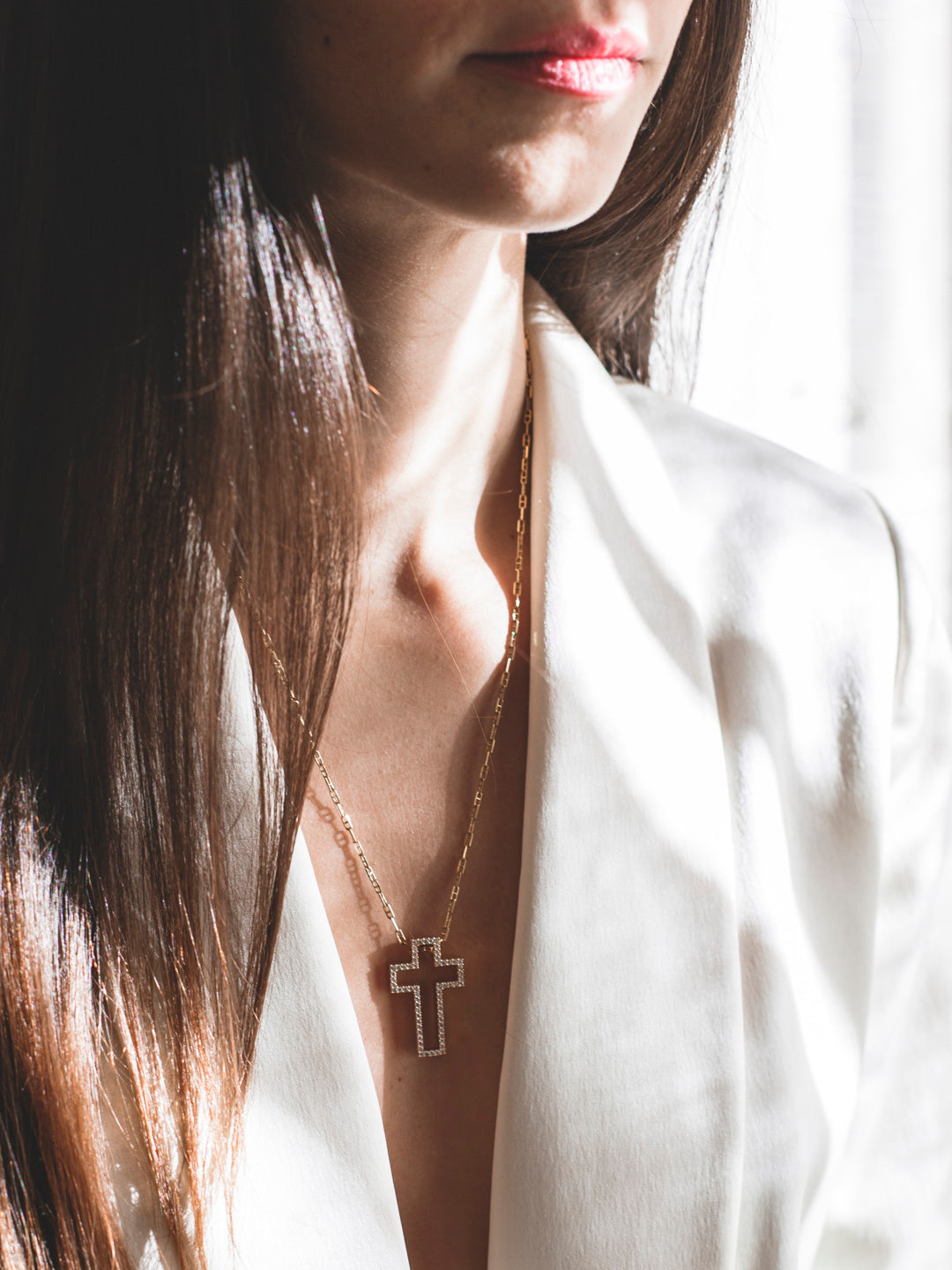 Comprar colgante en forma de cruz realizada en oro rosa de 18kt con brillantes. Cruces de oro y diamantes baratas. Joyería compro oro Ian'Or. Envío GRATIS.