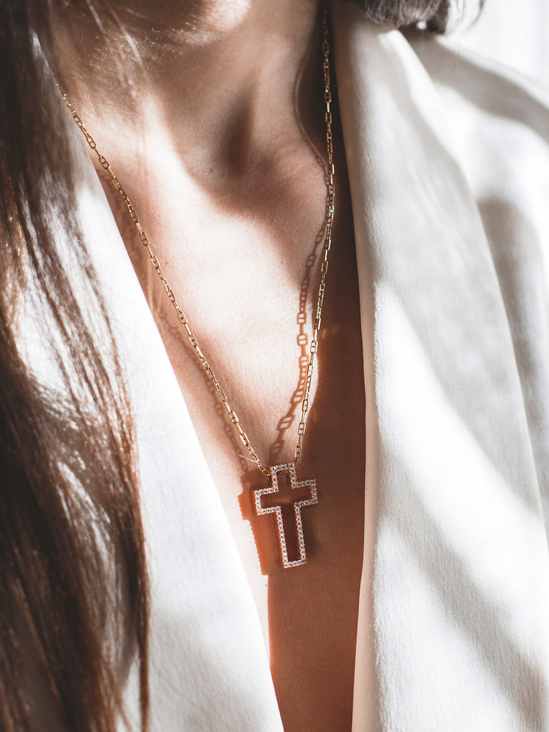 Comprar colgante en forma de cruz realizada en oro rosa de 18kt con brillantes. Cruces de oro y diamantes baratas. Joyería compro oro Ian'Or. Envío GRATIS.