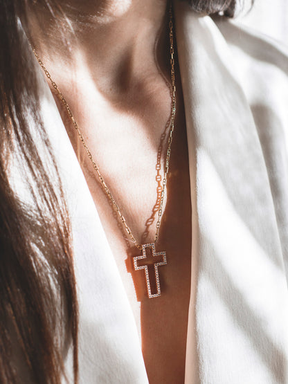 Comprar colgante en forma de cruz realizada en oro rosa de 18kt con brillantes. Cruces de oro y diamantes baratas. Joyería compro oro Ian'Or. Envío GRATIS.