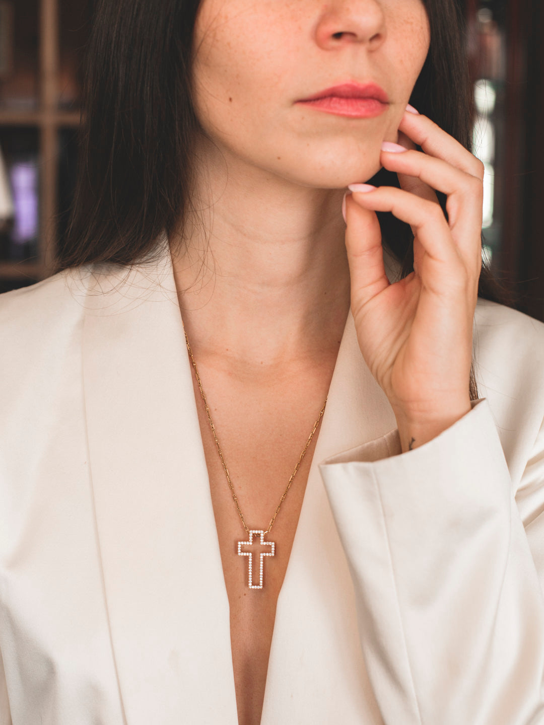 Comprar colgante en forma de cruz realizada en oro rosa de 18kt con brillantes. Cruces de oro y diamantes baratas. Joyería compro oro Ian'Or. Envío GRATIS.