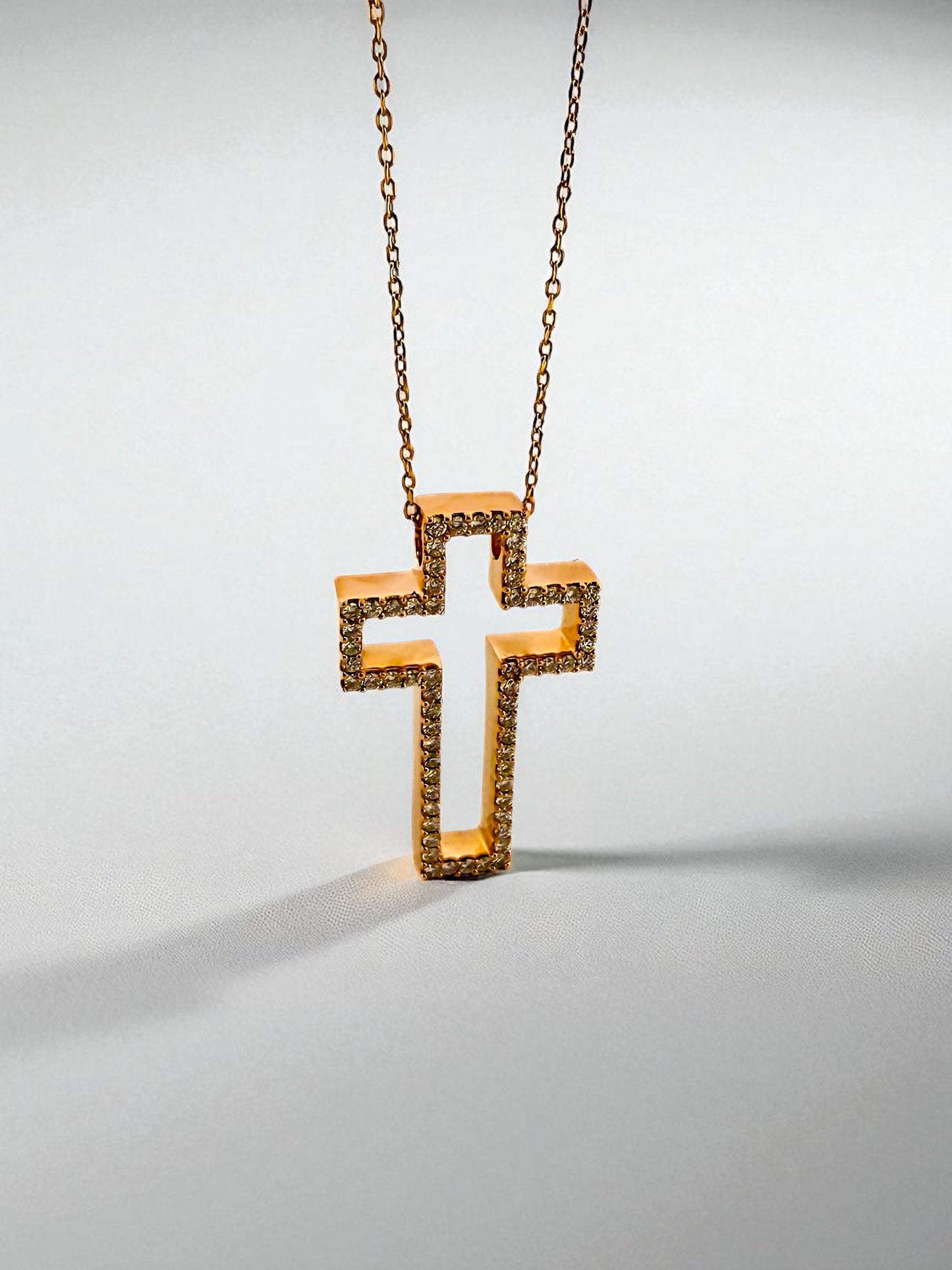 Comprar colgante en forma de cruz realizada en oro rosa de 18kt con brillantes. Cruces de oro y diamantes baratas. Joyería compro oro Ian'Or. Envío GRATIS.


