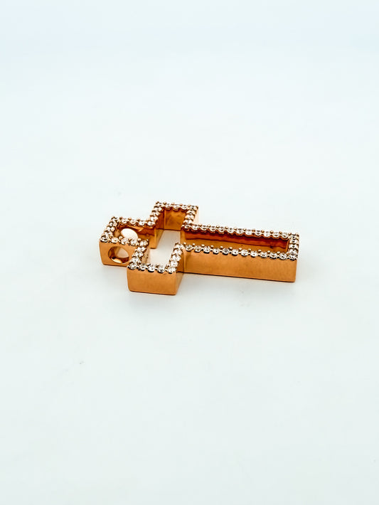 Comprar colgante en forma de cruz realizada en oro rosa de 18kt con brillantes. Cruces de oro y diamantes baratas. Joyería compro oro Ian'Or. Envío GRATIS.

