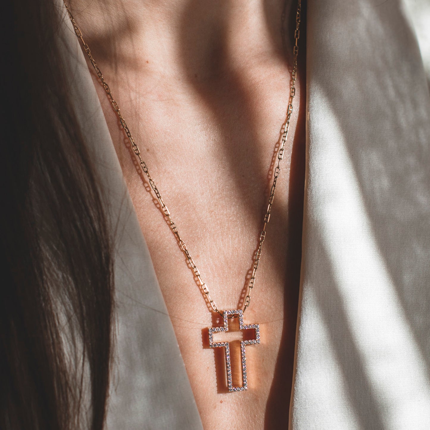 Comprar colgante en forma de cruz realizada en oro rosa de 18kt con brillantes. Cruces de oro y diamantes baratas. Joyería compro oro Ian'Or. Envío GRATIS.