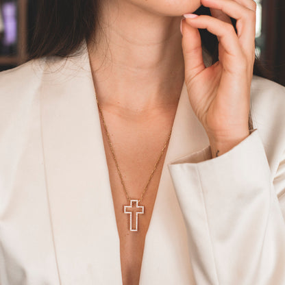 Comprar colgante en forma de cruz realizada en oro rosa de 18kt con brillantes. Cruces de oro y diamantes baratas. Joyería compro oro Ian'Or. Envío GRATIS.