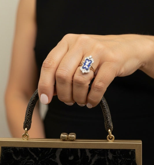 Comprar sortija antigua realizada en oro de 18kt y esmalte azul con 3 brillantes engastados en 6 grapas. Joyería compro oro Ian'Or. Envío GRATIS.

