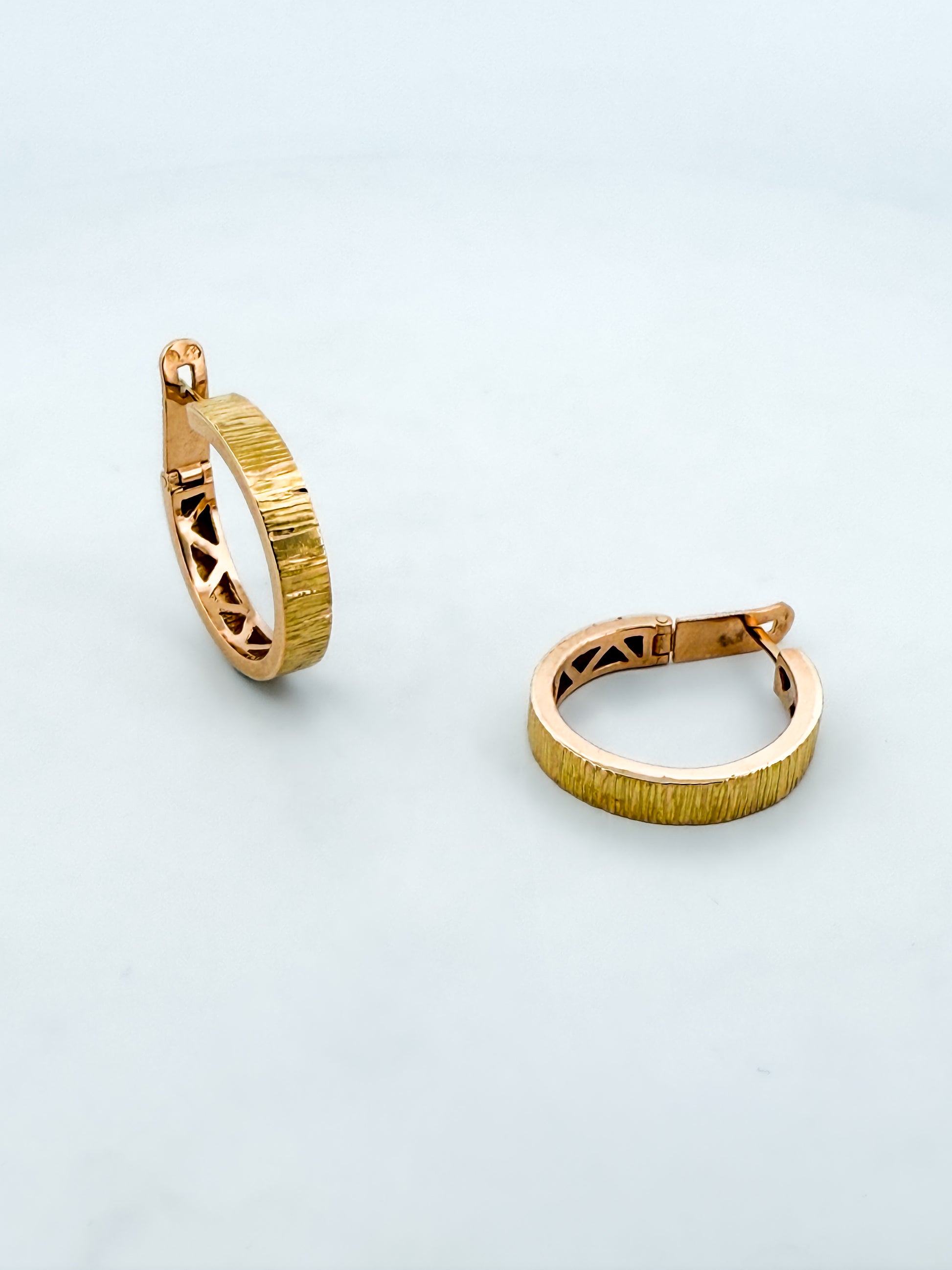 Comprar pendientes aros oro amarillo 18kt. Pendientes de oro de 18kt baratos. Joyería Ian'Or. Envío gratis. Donde comprar y vender oro al mejor precio.

