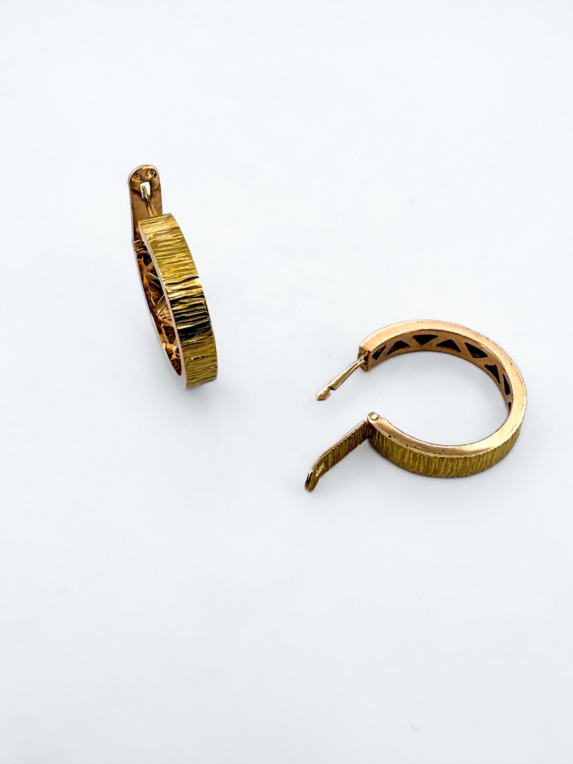 Comprar pendientes aros oro amarillo 18kt. Pendientes de oro de 18kt baratos. Joyería Ian'Or. Envío gratis. Donde comprar y vender oro al mejor precio.

