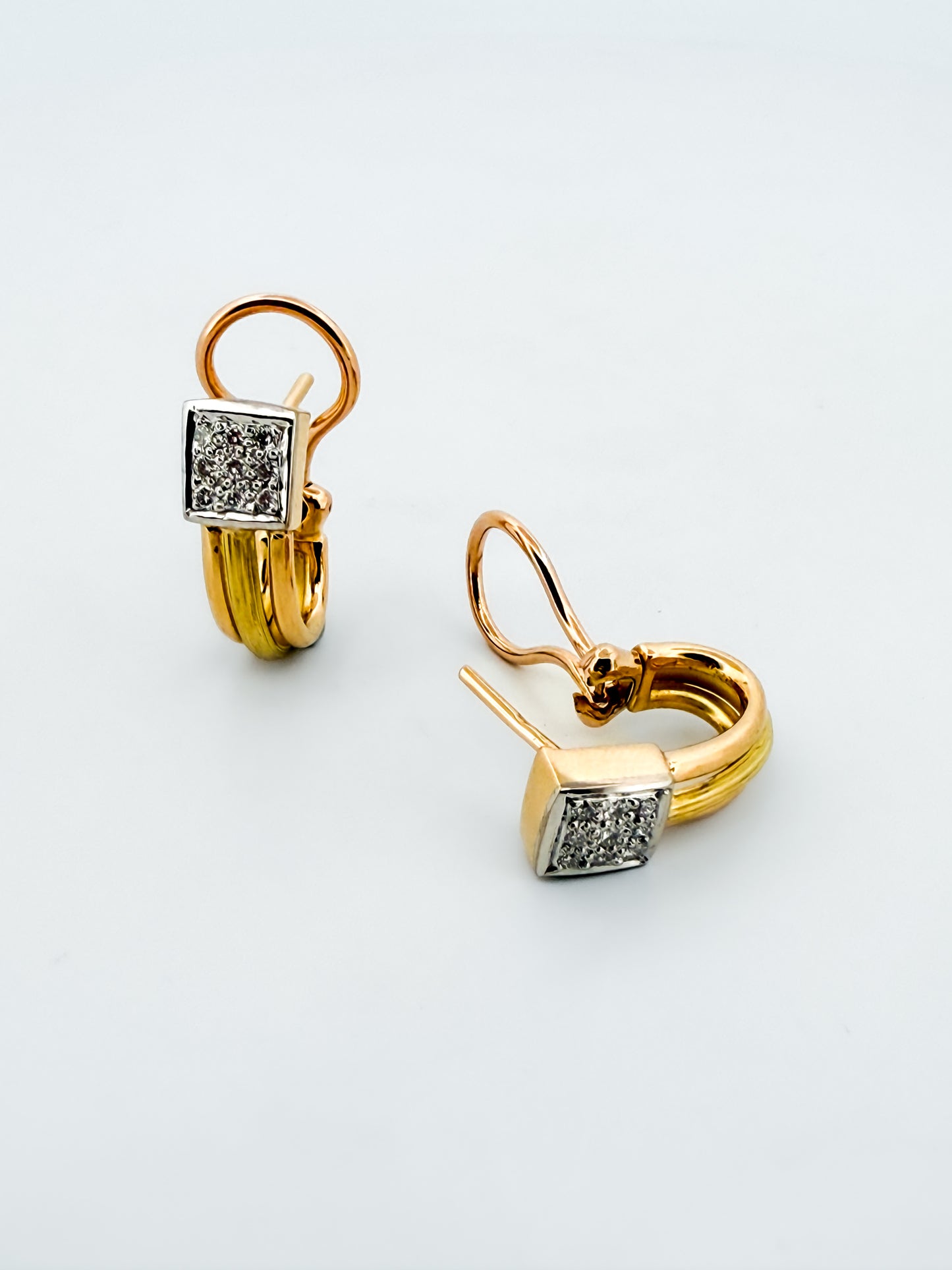 Comprar pendientes realizados en oro amarillo de 18kt, diamantes talla brillante Estos pendientes disponen de cierre tipo Omega. Envío GRATIS.

