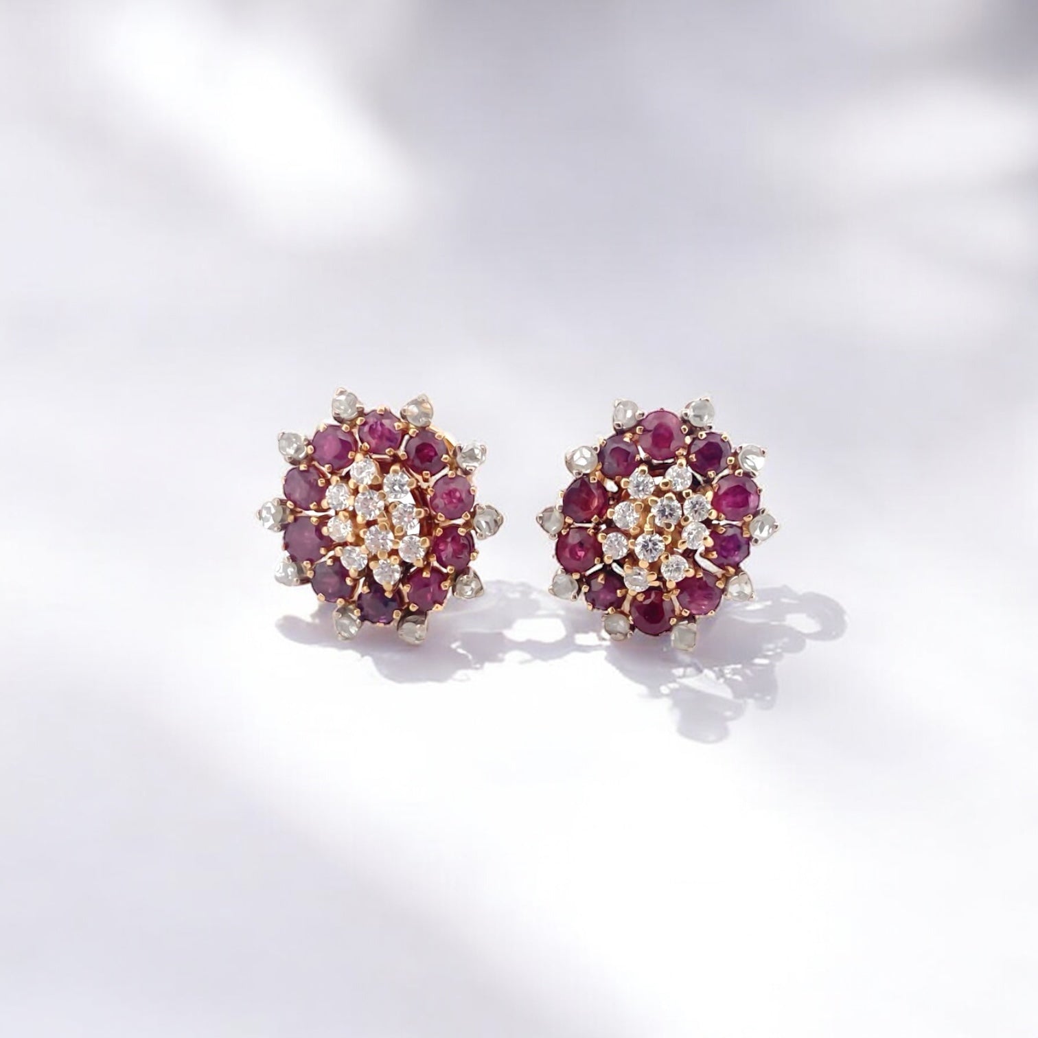 Comprar pendientes de oro amarillo de 18kt con 20 diamantes y 10 rubíes talla brillante en cada pendiente. Joyas segunda mano. Joyas restauradas. Envío gratis.