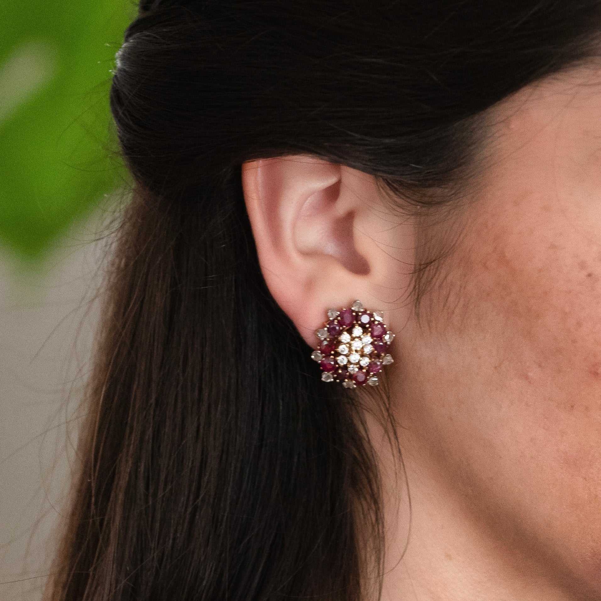 Comprar pendientes de oro amarillo de 18kt con 20 diamantes y 10 rubíes talla brillante en cada pendiente. Joyas segunda mano. Joyas restauradas. Envío gratis.