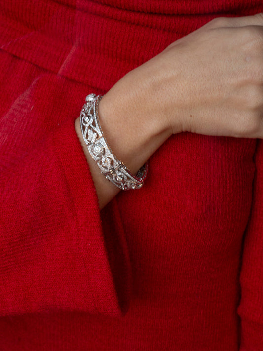 Comprar pulsera con formas geométricas realizada en oro blanco de 18kt con diamantes talla brillante. Joyas con diamantes baratas en Barcelona. Envío gratis.