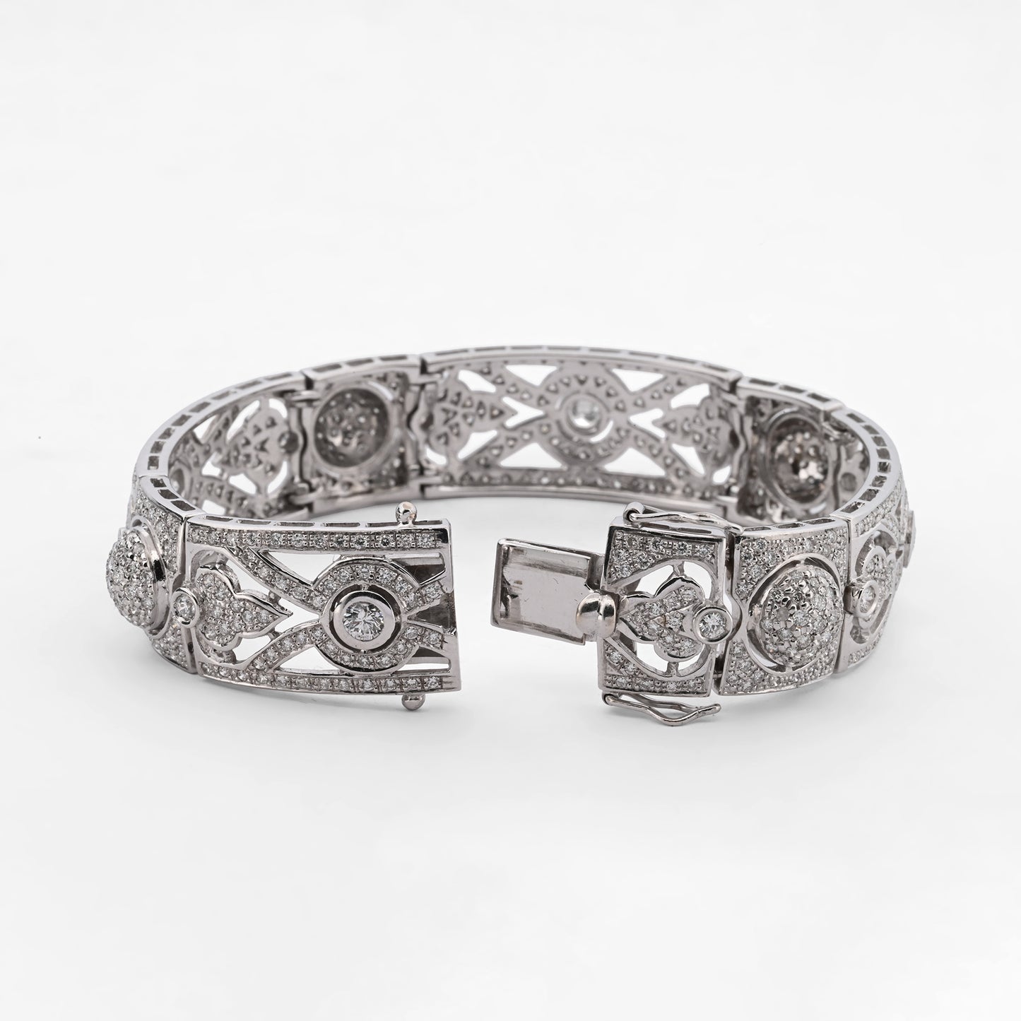 Comprar pulsera con formas geométricas realizada en oro blanco de 18kt con diamantes talla brillante. Joyas con diamantes baratas en Barcelona. Envío gratis.