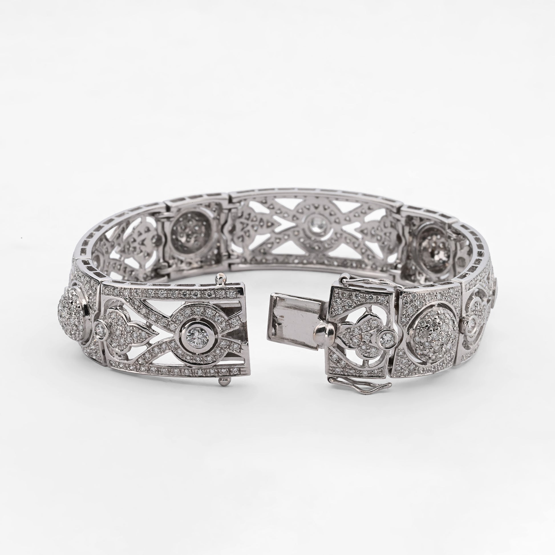 Comprar pulsera con formas geométricas realizada en oro blanco de 18kt con diamantes talla brillante. Joyas con diamantes baratas en Barcelona. Envío gratis.