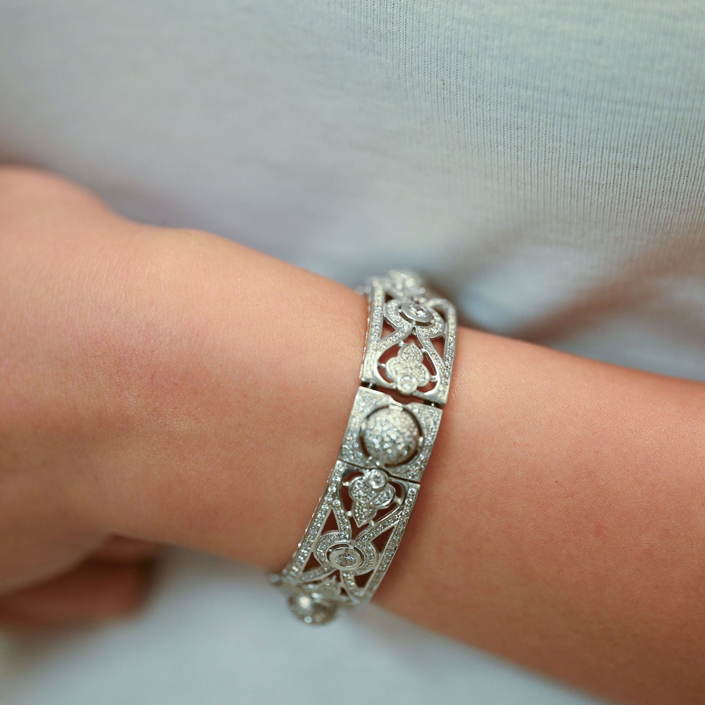 Comprar pulsera con formas geométricas realizada en oro blanco de 18kt con diamantes talla brillante. Joyas con diamantes baratas en Barcelona. Envío gratis.