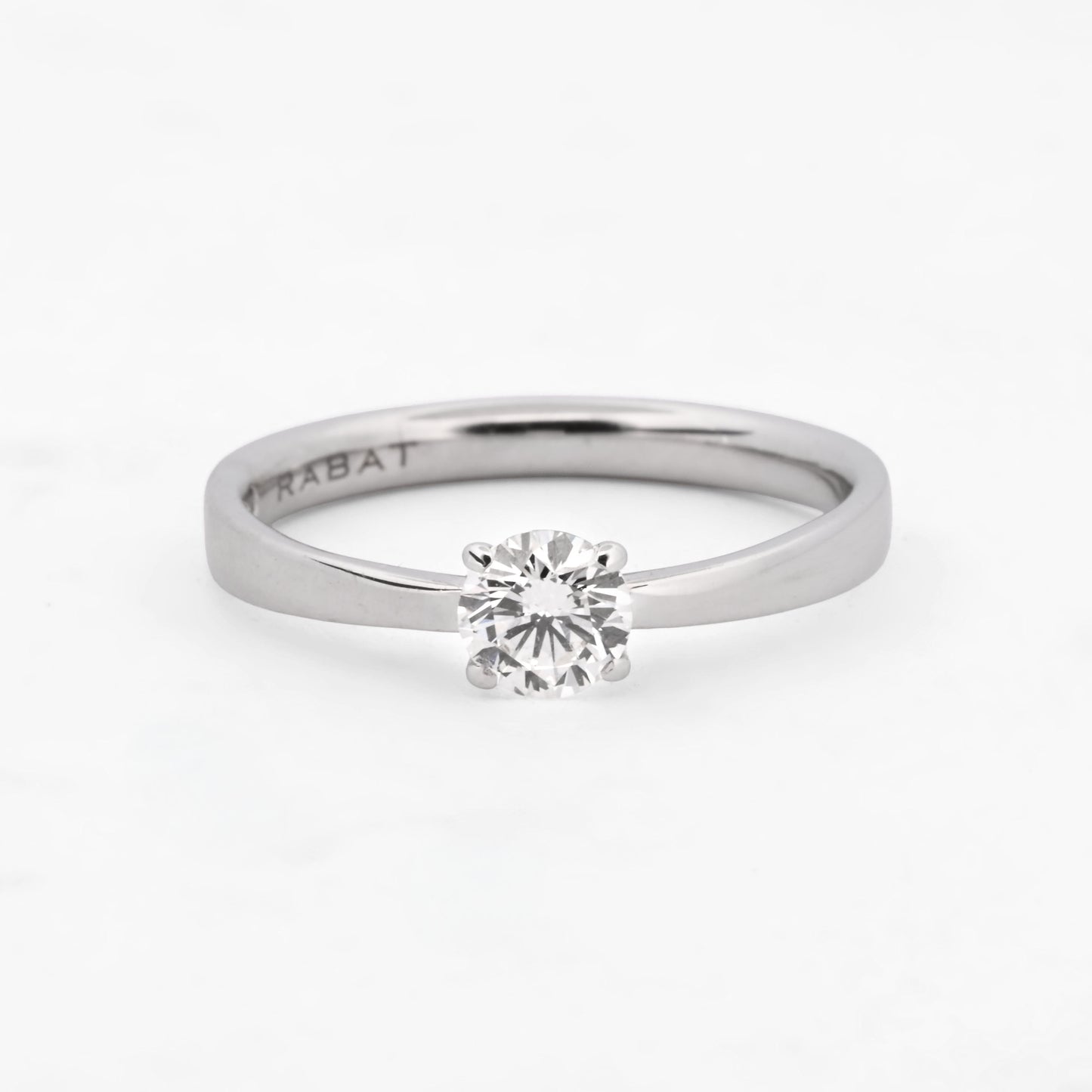 Comprar Solitario de la firma RABAT en oro blanco de 18kt con un diamante talla brillante con engaste en 4 grapas de 0,40ct el interio . Joyas Rabat al mejor precio. Envío GRATIS.