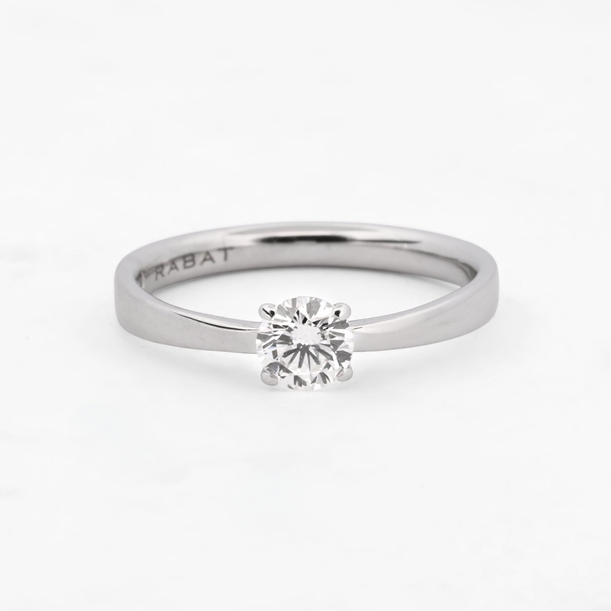 Comprar Solitario de la firma RABAT en oro blanco de 18kt con un diamante talla brillante con engaste en 4 grapas de 0,40ct el interio . Joyas Rabat al mejor precio. Envío GRATIS.