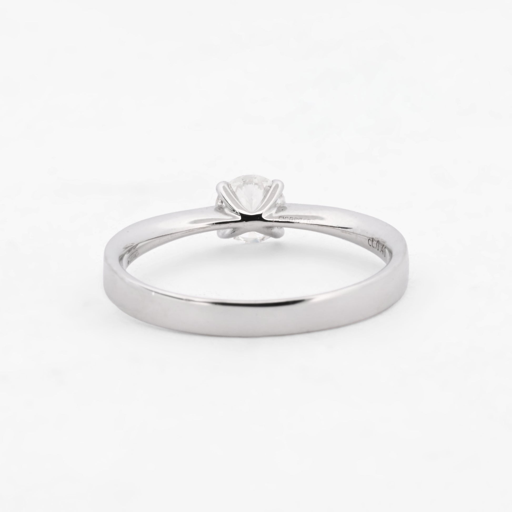 Comprar Solitario de la firma RABAT en oro blanco de 18kt con un diamante talla brillante con engaste en 4 grapas de 0,40ct el interio . Joyas Rabat al mejor precio. Envío GRATIS.