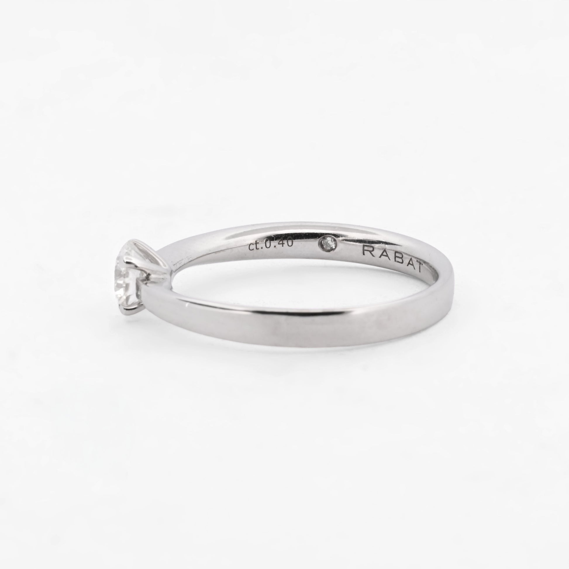 Comprar Solitario de la firma RABAT en oro blanco de 18kt con un diamante talla brillante con engaste en 4 grapas de 0,40ct el interio . Joyas Rabat al mejor precio. Envío GRATIS.