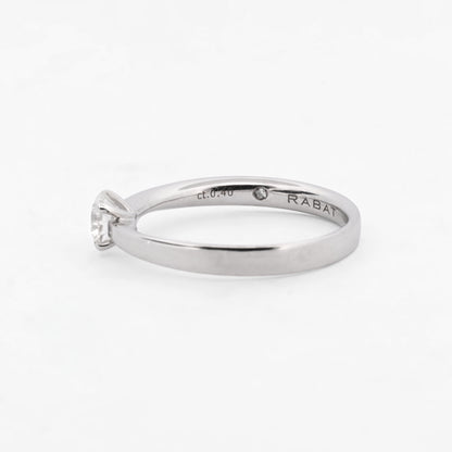 Comprar Solitario de la firma RABAT en oro blanco de 18kt con un diamante talla brillante con engaste en 4 grapas de 0,40ct el interio . Joyas Rabat al mejor precio. Envío GRATIS.