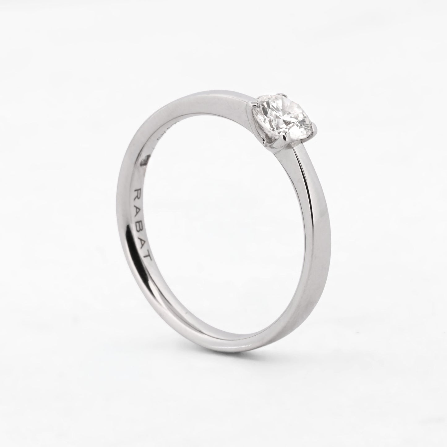 Comprar Solitario de la firma RABAT en oro blanco de 18kt con un diamante talla brillante con engaste en 4 grapas de 0,40ct el interio . Joyas Rabat al mejor precio. Envío GRATIS.
