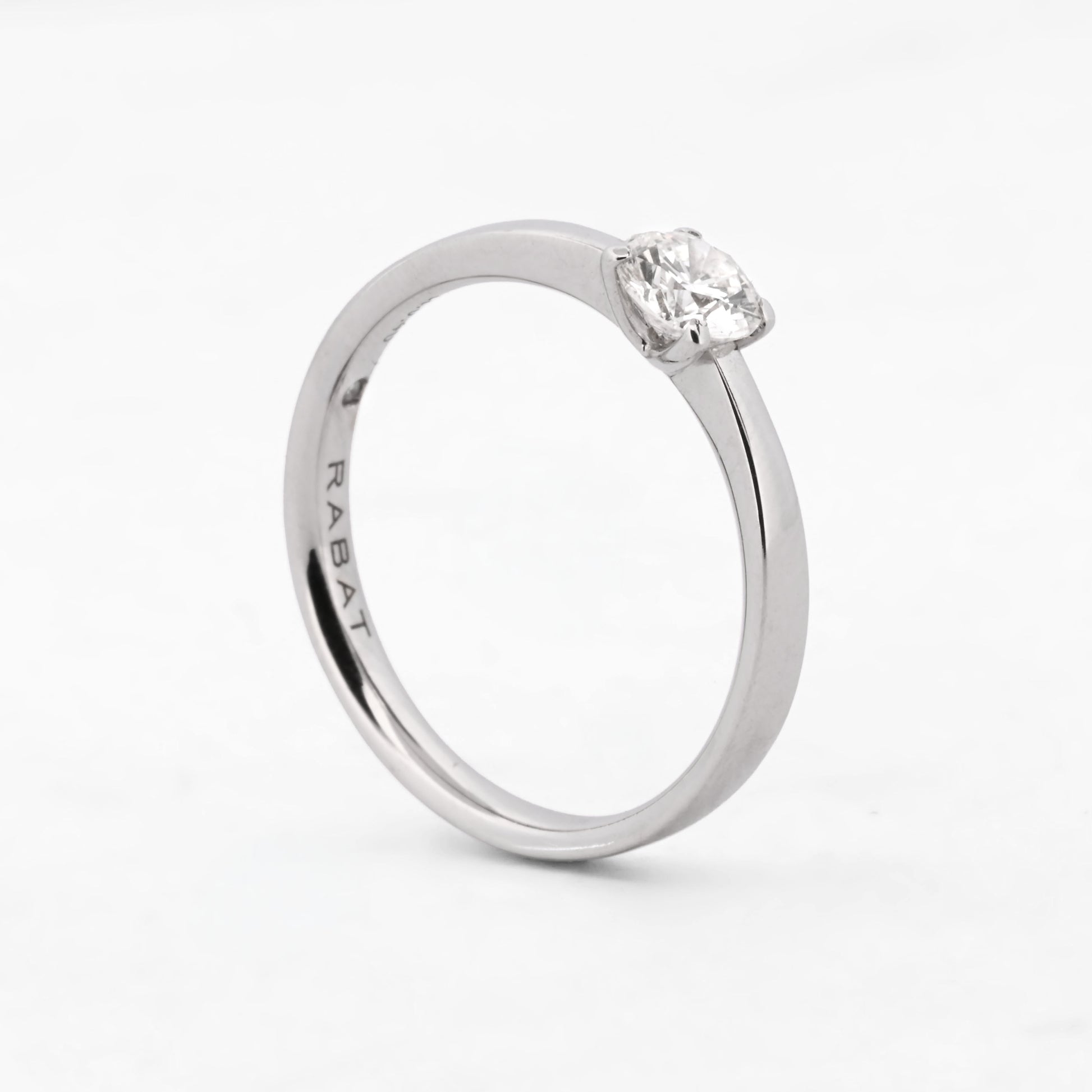 Comprar Solitario de la firma RABAT en oro blanco de 18kt con un diamante talla brillante con engaste en 4 grapas de 0,40ct el interio . Joyas Rabat al mejor precio. Envío GRATIS.