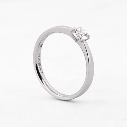 Comprar Solitario de la firma RABAT en oro blanco de 18kt con un diamante talla brillante con engaste en 4 grapas de 0,40ct el interio . Joyas Rabat al mejor precio. Envío GRATIS.
