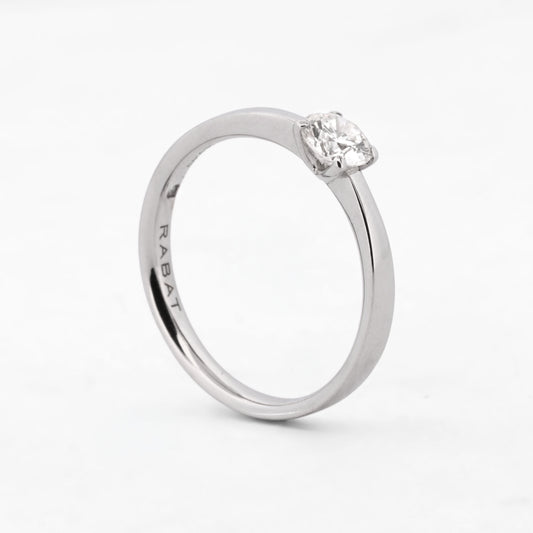 Comprar Solitario de la firma RABAT en oro blanco de 18kt con un diamante talla brillante con engaste en 4 grapas de 0,40ct el interio . Joyas Rabat al mejor precio. Envío GRATIS.