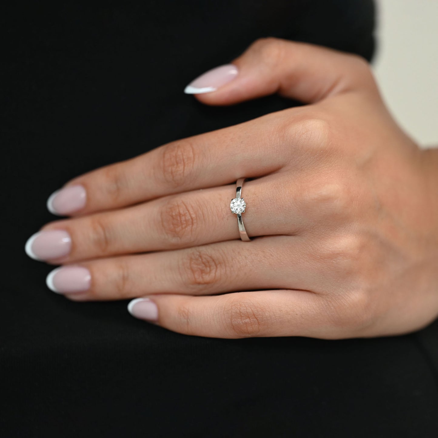 Comprar Solitario de la firma RABAT en oro blanco de 18kt con un diamante talla brillante con engaste en 4 grapas de 0,40ct el interio . Joyas Rabat al mejor precio. Envío GRATIS.