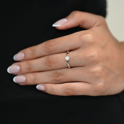 Comprar Solitario de la firma RABAT en oro blanco de 18kt con un diamante talla brillante con engaste en 4 grapas de 0,40ct el interio . Joyas Rabat al mejor precio. Envío GRATIS.