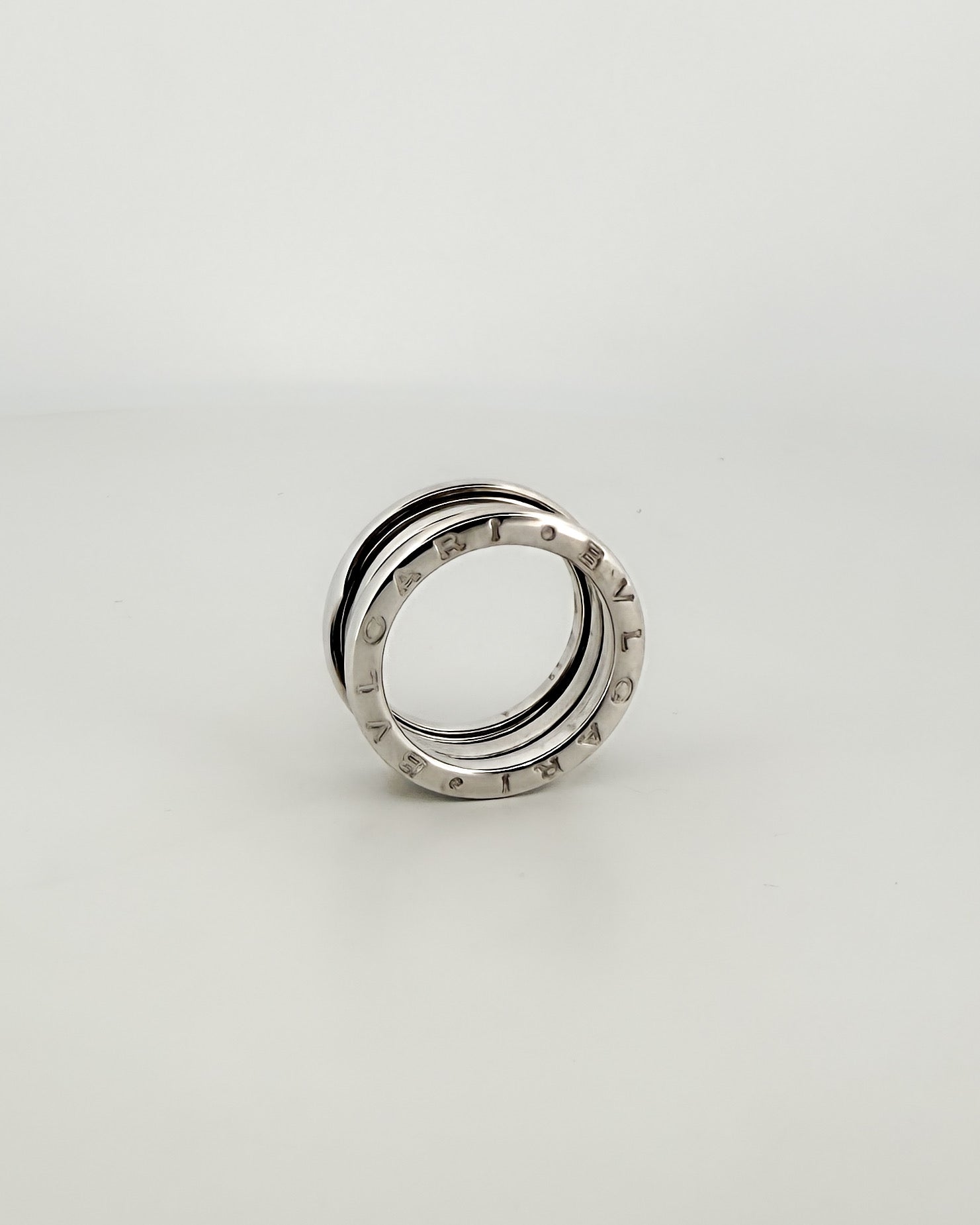 Comprar anillo de la colección B.zero1 de la firma BVLGARI en oro blanco de 18kt de 3 bandas. Joyas Bvlgari baratas. Joyería Ian'Or. Envío Gratis.
