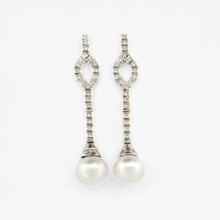 Pendientes largos de oro blanco de 18kt y 22 diamantes a lo largo de cada pendiente. Cierre a presión. Unos pendientes muy especiales que combinan perfectamente con los vestidos de novia. Joyas de novia, segunda mano, restauración y creación de joyas, compro oro Barcelona. Joyeria Ian'Or dónde comprar y vender oro y joyas al mejor precio en Barcelona.