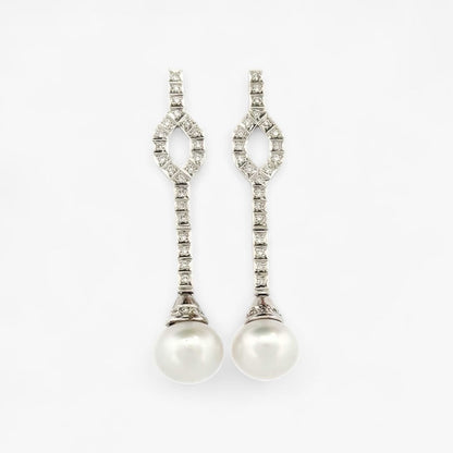 Pendientes largos de oro blanco de 18kt y 22 diamantes a lo largo de cada pendiente. Cierre a presión. Unos pendientes muy especiales que combinan perfectamente con los vestidos de novia. Joyas de novia, segunda mano, restauración y creación de joyas, compro oro Barcelona. Joyeria Ian'Or dónde comprar y vender oro y joyas al mejor precio en Barcelona.