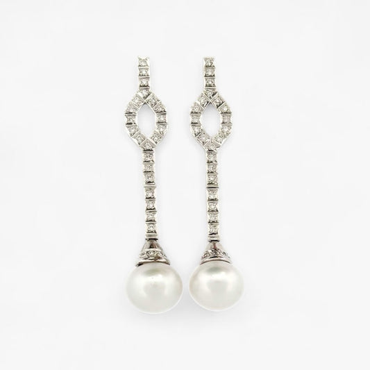 Pendientes largos de oro blanco de 18kt y 22 diamantes a lo largo de cada pendiente. Cierre a presión. Unos pendientes muy especiales que combinan perfectamente con los vestidos de novia. Joyas de novia, segunda mano, restauración y creación de joyas, compro oro Barcelona. Joyeria Ian'Or dónde comprar y vender oro y joyas al mejor precio en Barcelona.