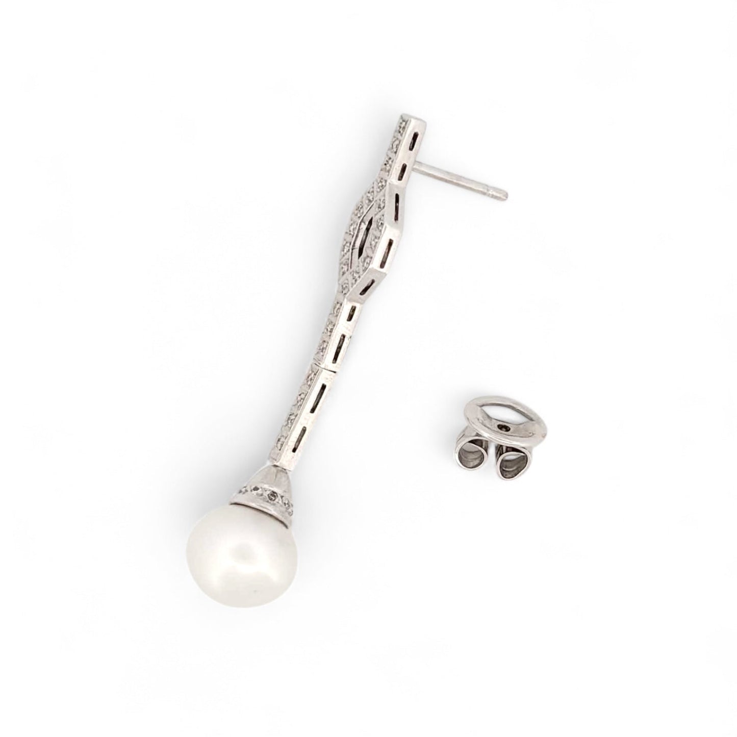Pendientes largos de oro blanco de 18kt y 22 diamantes a lo largo de cada pendiente. Cierre a presión. Unos pendientes muy especiales que combinan perfectamente con los vestidos de novia. Joyas de novia, segunda mano, restauración y creación de joyas, compro oro Barcelona. Joyeria Ian'Or dónde comprar y vender oro y joyas al mejor precio en Barcelona.