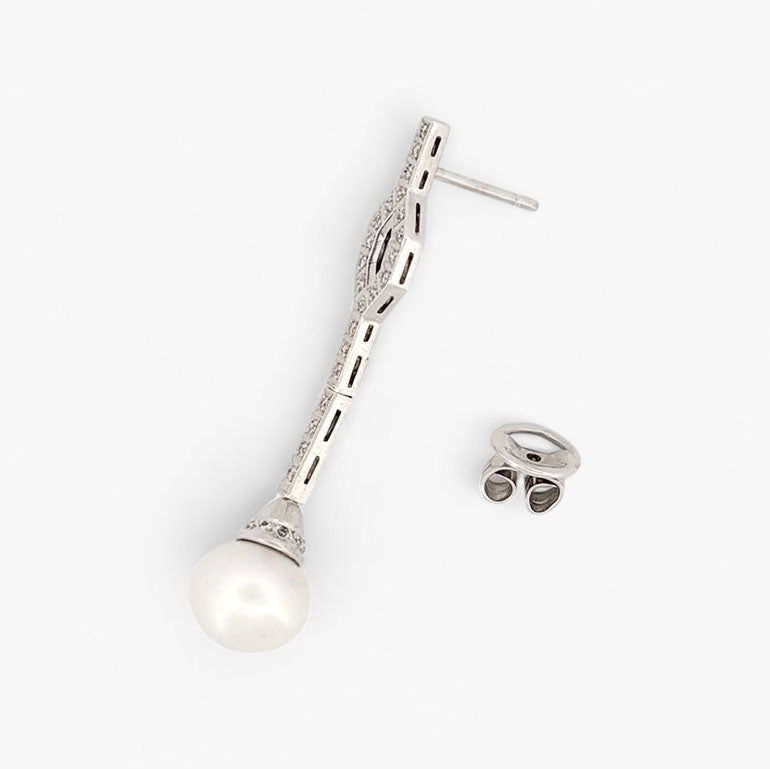 Pendientes largos de oro blanco de 18kt y 22 diamantes a lo largo de cada pendiente. Cierre a presión. Unos pendientes muy especiales que combinan perfectamente con los vestidos de novia. Joyas de novia, segunda mano, restauración y creación de joyas, compro oro Barcelona. Joyeria Ian'Or dónde comprar y vender oro y joyas al mejor precio en Barcelona.