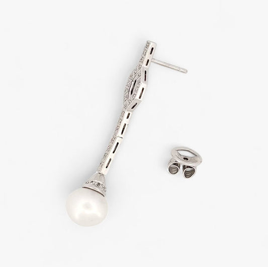 Pendientes largos de oro blanco de 18kt y 22 diamantes a lo largo de cada pendiente. Cierre a presión. Unos pendientes muy especiales que combinan perfectamente con los vestidos de novia. Joyas de novia, segunda mano, restauración y creación de joyas, compro oro Barcelona. Joyeria Ian'Or dónde comprar y vender oro y joyas al mejor precio en Barcelona.