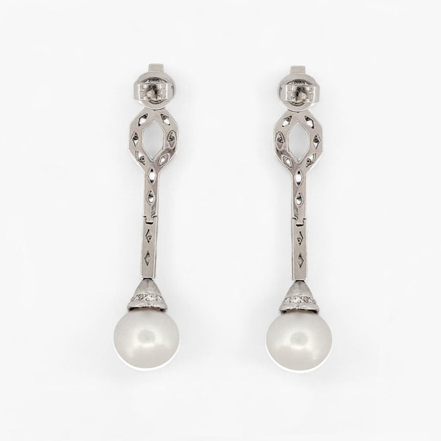 Pendientes largos de oro blanco de 18kt y 22 diamantes a lo largo de cada pendiente. Cierre a presión. Unos pendientes muy especiales que combinan perfectamente con los vestidos de novia. Joyas de novia, segunda mano, restauración y creación de joyas, compro oro Barcelona. Joyeria Ian'Or dónde comprar y vender oro y joyas al mejor precio en Barcelona.