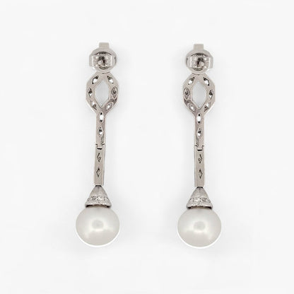 Pendientes largos de oro blanco de 18kt y 22 diamantes a lo largo de cada pendiente. Cierre a presión. Unos pendientes muy especiales que combinan perfectamente con los vestidos de novia. Joyas de novia, segunda mano, restauración y creación de joyas, compro oro Barcelona. Joyeria Ian'Or dónde comprar y vender oro y joyas al mejor precio en Barcelona.