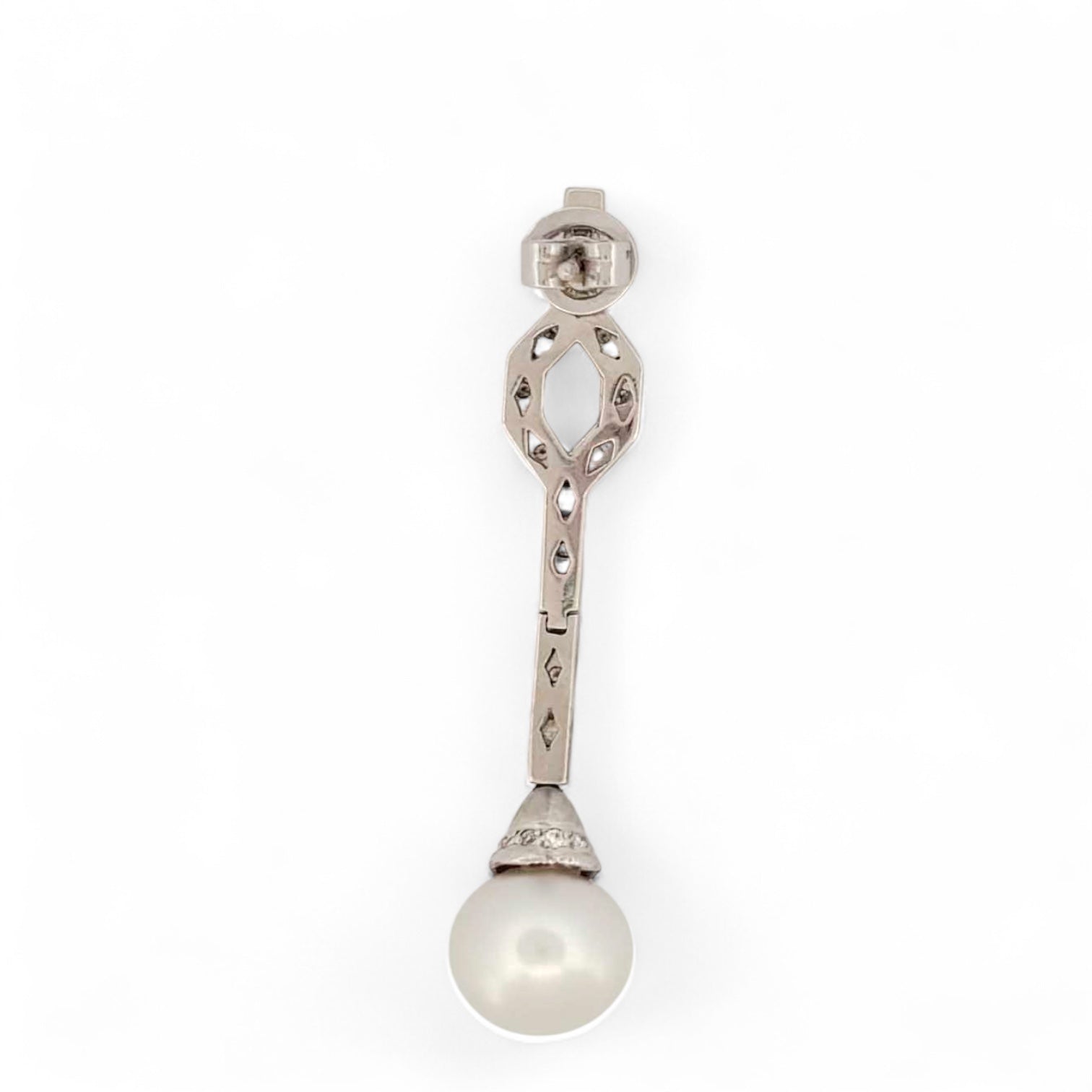 Pendientes largos de oro blanco de 18kt y 22 diamantes a lo largo de cada pendiente. Cierre a presión. Unos pendientes muy especiales que combinan perfectamente con los vestidos de novia. Joyas de novia, segunda mano, restauración y creación de joyas, compro oro Barcelona. Joyeria Ian'Or dónde comprar y vender oro y joyas al mejor precio en Barcelona.