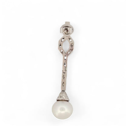 Pendientes largos de oro blanco de 18kt y 22 diamantes a lo largo de cada pendiente. Cierre a presión. Unos pendientes muy especiales que combinan perfectamente con los vestidos de novia. Joyas de novia, segunda mano, restauración y creación de joyas, compro oro Barcelona. Joyeria Ian'Or dónde comprar y vender oro y joyas al mejor precio en Barcelona.