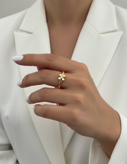 Comprar Solitario de MISUI creado por Marc Monzó que se inspira en elementos arquitectónicos clásicos. Joyas de firma de segunda mano al mejor precio en Barcelona.