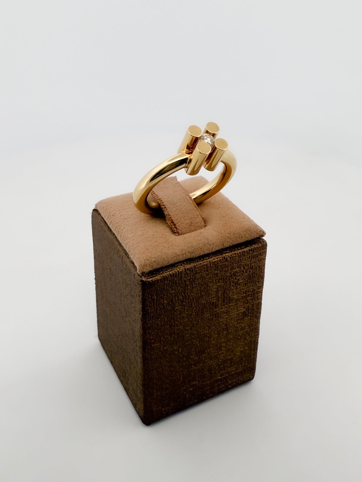 Comprar Solitario de MISUI creado por Marc Monzó que se inspira en elementos arquitectónicos clásicos. Joyas de firma de segunda mano al mejor precio en Barcelona.