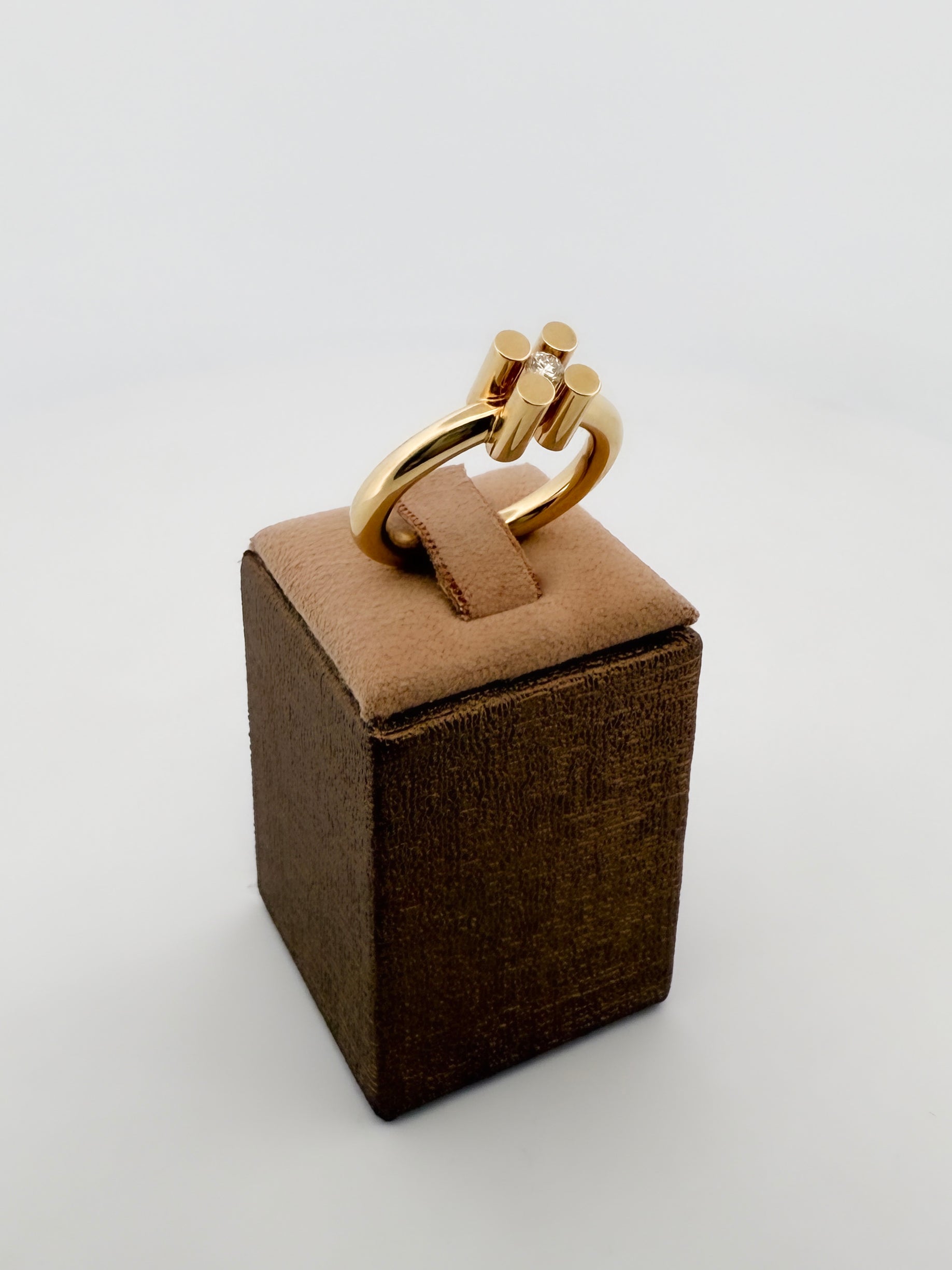 Comprar Solitario de MISUI creado por Marc Monzó que se inspira en elementos arquitectónicos clásicos. Joyas de firma de segunda mano al mejor precio en Barcelona.