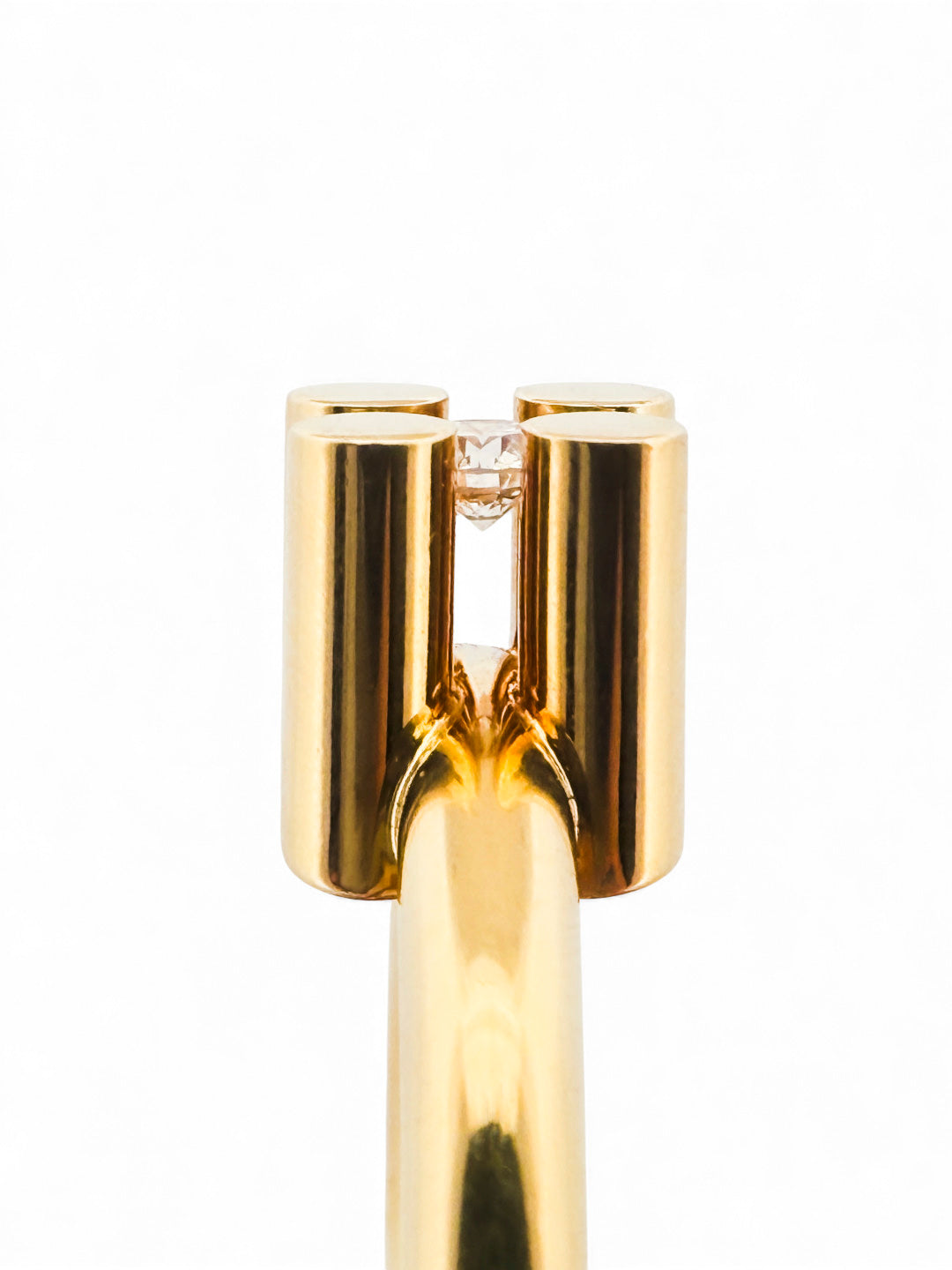 Comprar Solitario de MISUI creado por Marc Monzó que se inspira en elementos arquitectónicos clásicos. Joyas de firma de segunda mano al mejor precio en Barcelona.