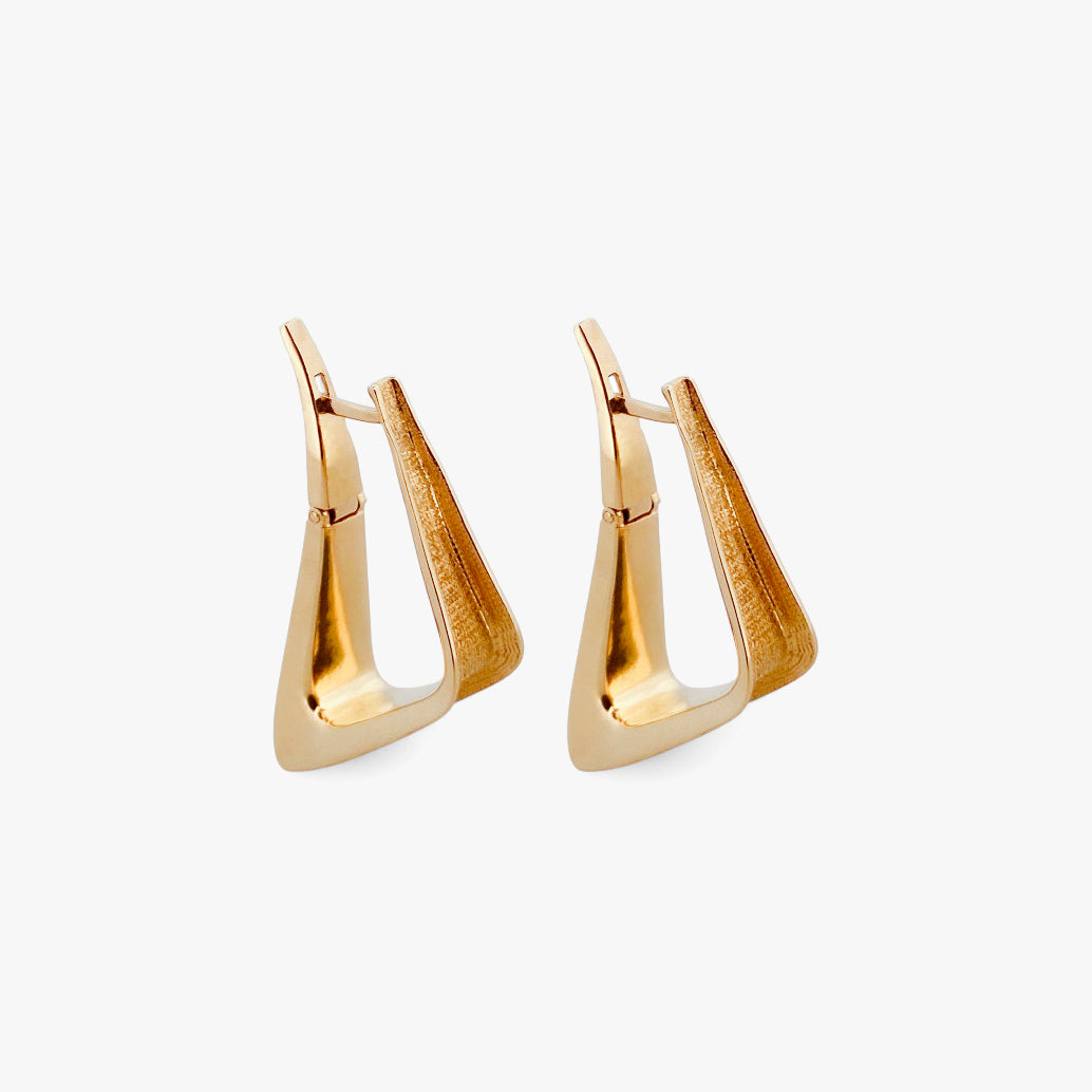 Pendientes tipo criollas en forma triangular realizados en oro amarillo de 18kt. Estos pendientes disponen de cierre tipo catalán. Envío GRATIS