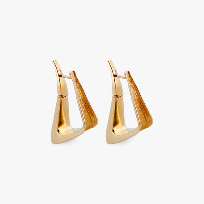Pendientes tipo criollas en forma triangular realizados en oro amarillo de 18kt. Estos pendientes disponen de cierre tipo catalán. Envío GRATIS