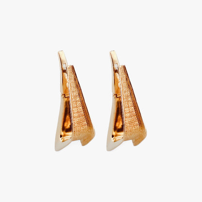Pendientes tipo criollas en forma triangular realizados en oro amarillo de 18kt. Estos pendientes disponen de cierre tipo catalán. Envío GRATIS