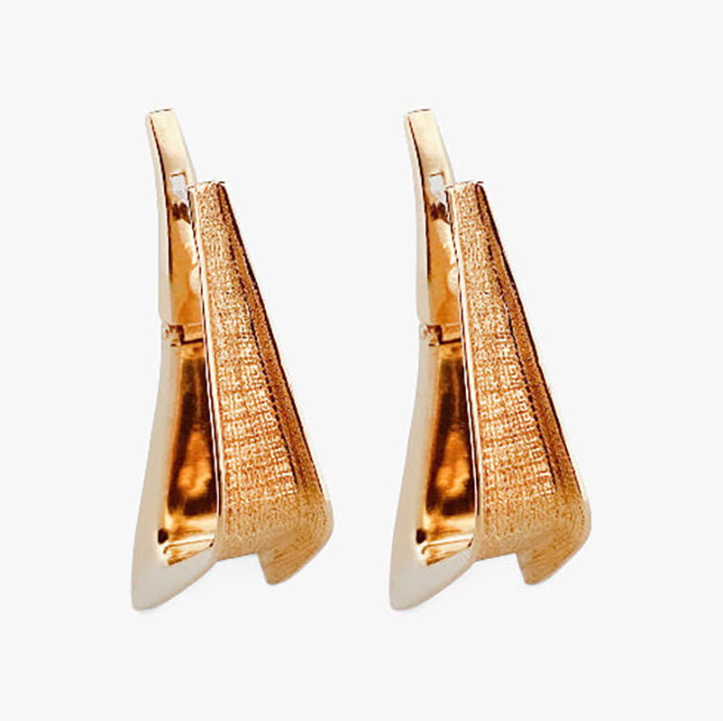 Pendientes tipo criollas en forma triangular realizados en oro amarillo de 18kt. Estos pendientes disponen de cierre tipo catalán. Envío GRATIS