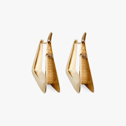 Pendientes tipo criollas en forma triangular realizados en oro amarillo de 18kt. Estos pendientes disponen de cierre tipo catalán. Envío GRATIS