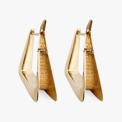 Pendientes tipo criollas en forma triangular realizados en oro amarillo de 18kt. Estos pendientes disponen de cierre tipo catalán. Envío GRATIS